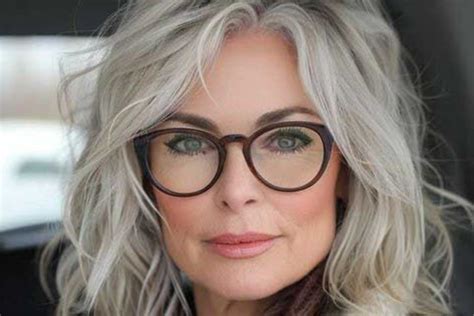 25 Coupes de cheveux femme 50 ans avec lunettes : idées et。